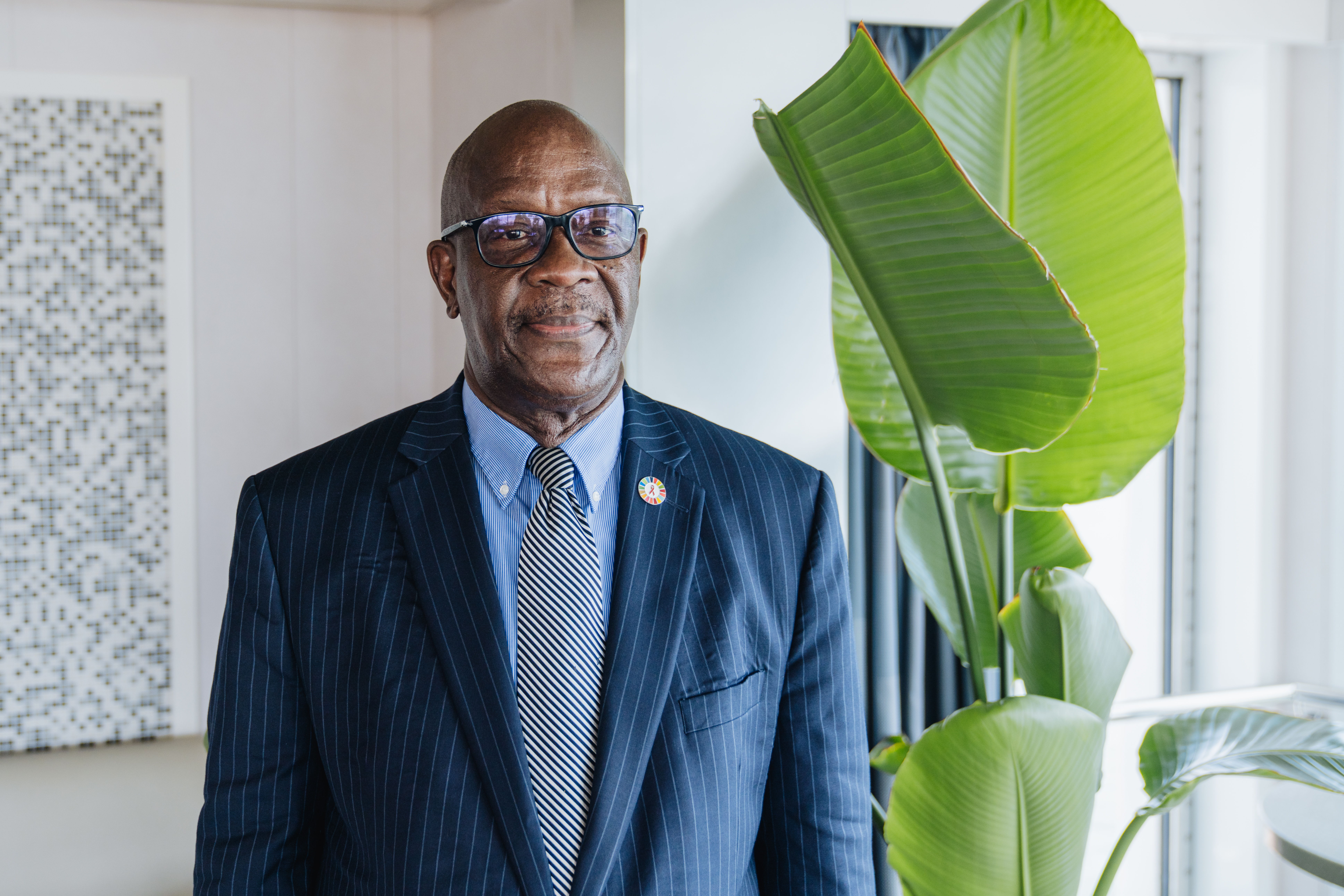 De minister van Volksgezondheid van Sierra Leone, Dr. Austin Demby