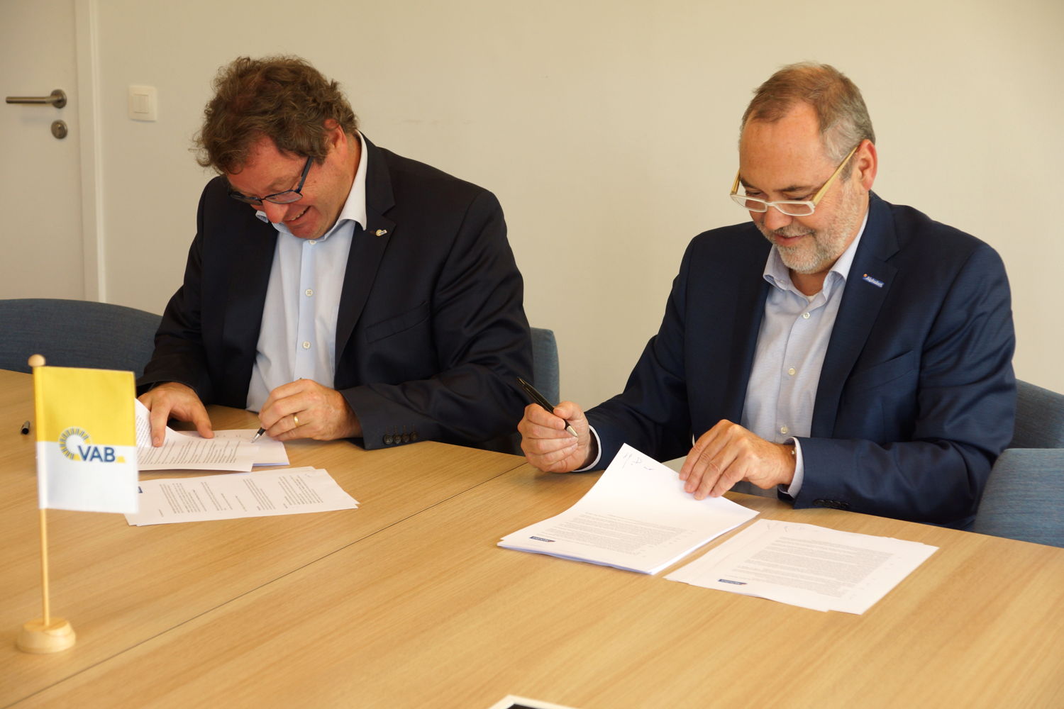 Erik Swerts, CEO Alphabet Belgium, en Geert Markey, CEO VAB, zetten hun handtekening onder het nieuwe contract.