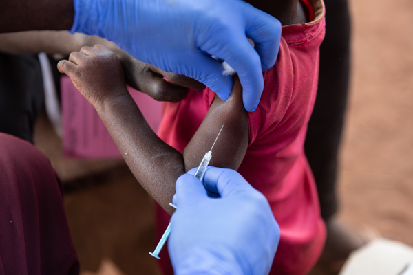 La lucha contra la COVID-19 ya está afectando a vacunaciones esenciales como la de sarampión