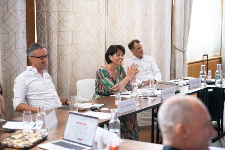 V.l.n.r Direktor Cédric Habermacher, Jurypräsidentin Doris Leuthard, Jurymitglied Sascha Zahnd an der Jurysitzung