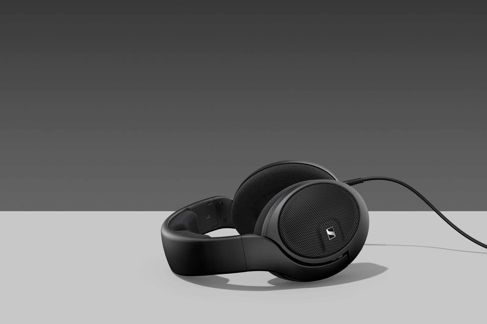Le nouveau casque Sennheiser HD 560S restitue un son naturel, d’une grande précision qui met en valeur chaque détail, avec une meilleure extension des graves.