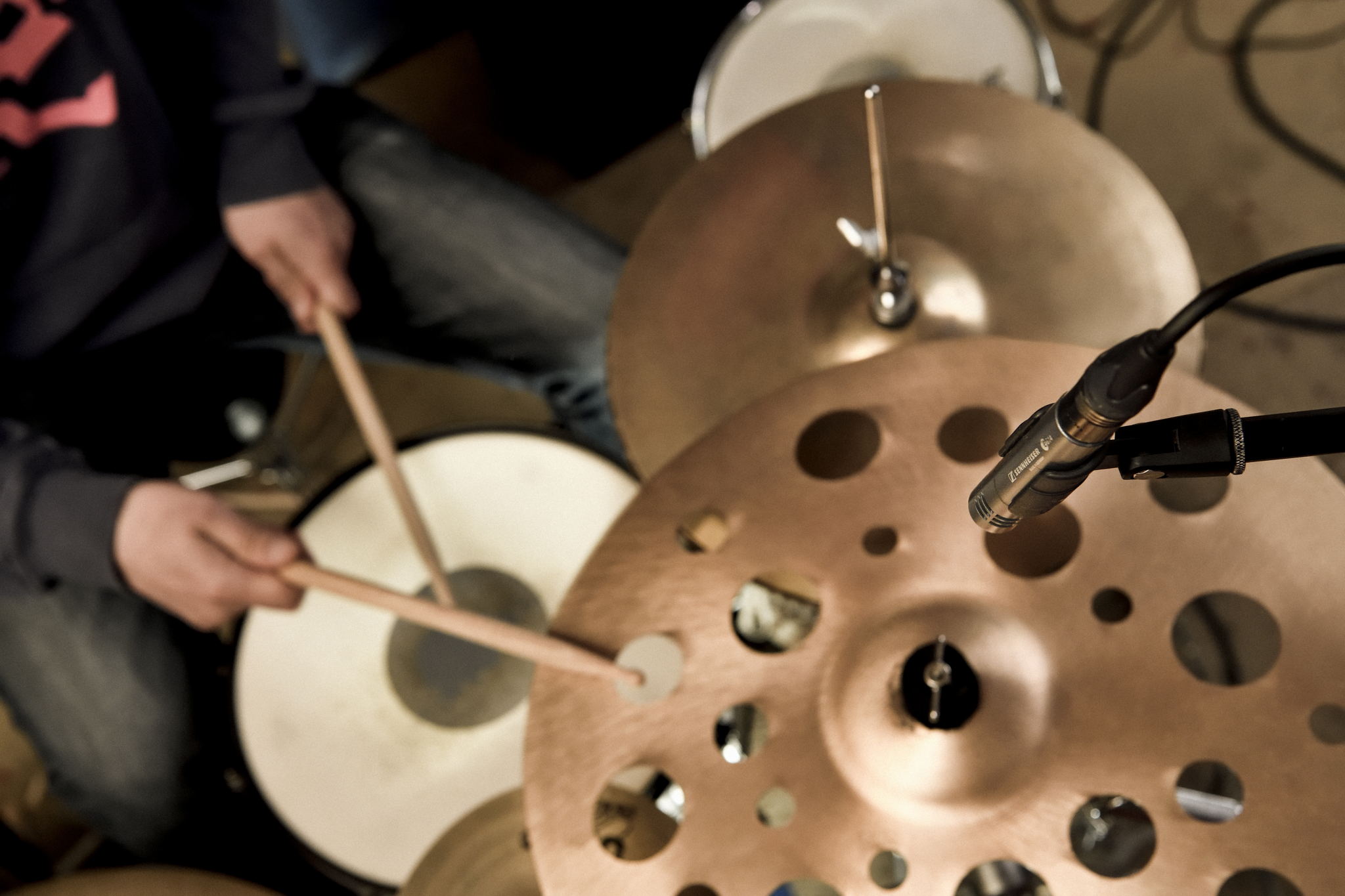 Das e 614 ist das günstige Kondensatormikrofon im Portfolio von Sennheiser. Es eignet sich besonders für die Aufnahme von Percussions, akustischen Saiten- und Holzblasinstrumenten sowie als Overhead-Mikrofon.