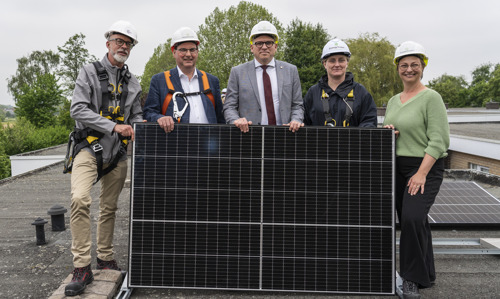 Woonmaatschappij Vlaamse Ardennen installeert 30.000ste ASTER-zonnepaneel in Oudenaarde, minister Diependaele maakt tussentijdse balans op