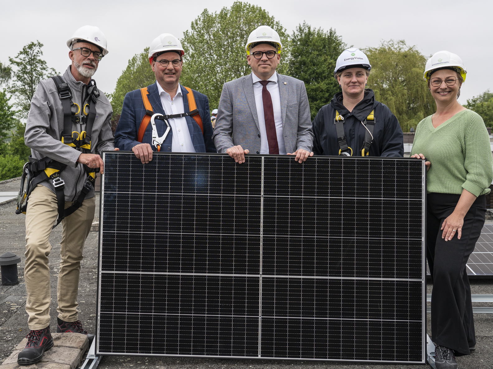 Woonmaatschappij Vlaamse Ardennen installeert 30.000ste ASTER-zonnepaneel in Oudenaarde, minister Diependaele maakt tussentijdse balans op
