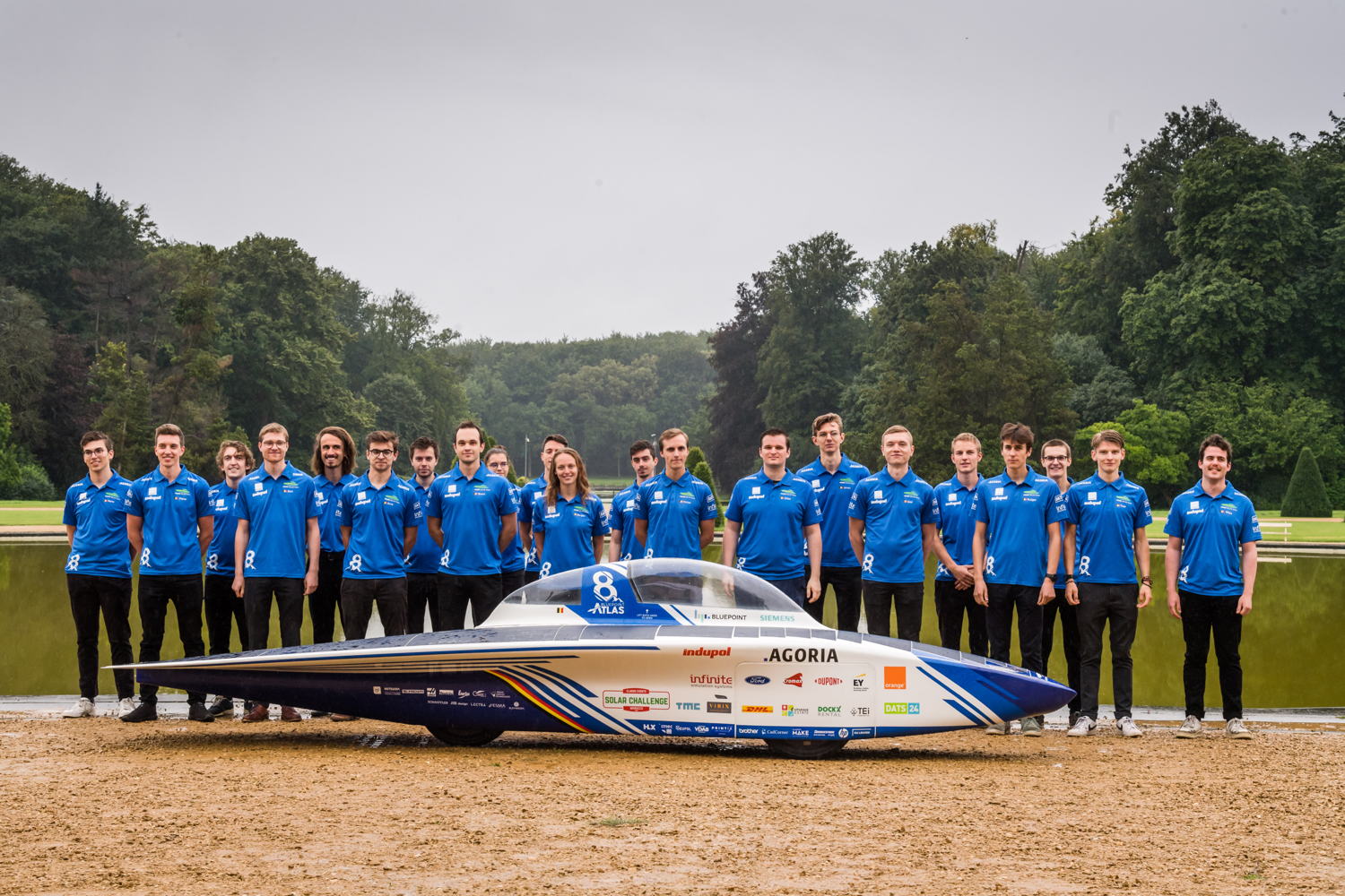 Het Agoria Solar Team met de nieuwe zonnewagen. © Geert Vanden Wijngaert