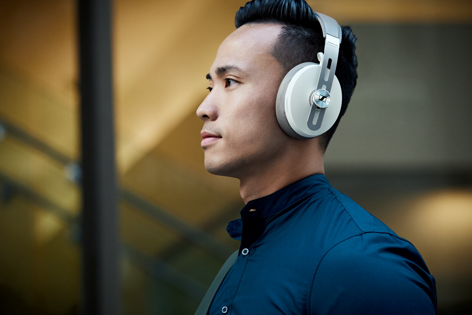 Einfach den Sennheiser MOMENTUM Wireless aufsetzen und den Lieblings-Podcast abspielen!