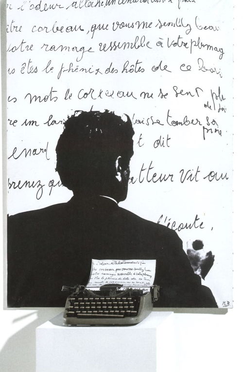 Le Corbeau et le Renard, 1968. Fotografisch doek en schrijfmachine met drie kleine reproducties 112.4 × 82 × 41 cm. Centre Pompidou, Paris, Musée national d’art moderne-Centre de création industrielle. Foto © R. Van den Bempt