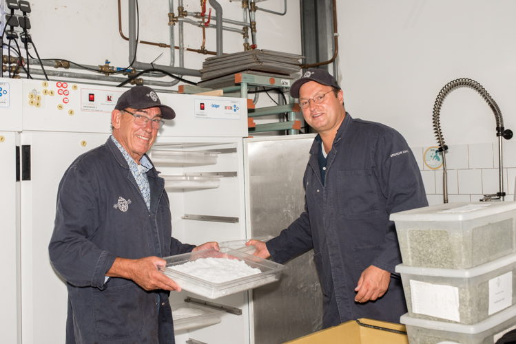 Nadat het zout is aangekomen in de loods, leggen we het in de droogkast (Credit: Puck van Elswijk Fotografie) Nadat het zout is aangekomen in de loods, leggen we het in de droogkast (Credit: Puck van Elswijk Fotografie)