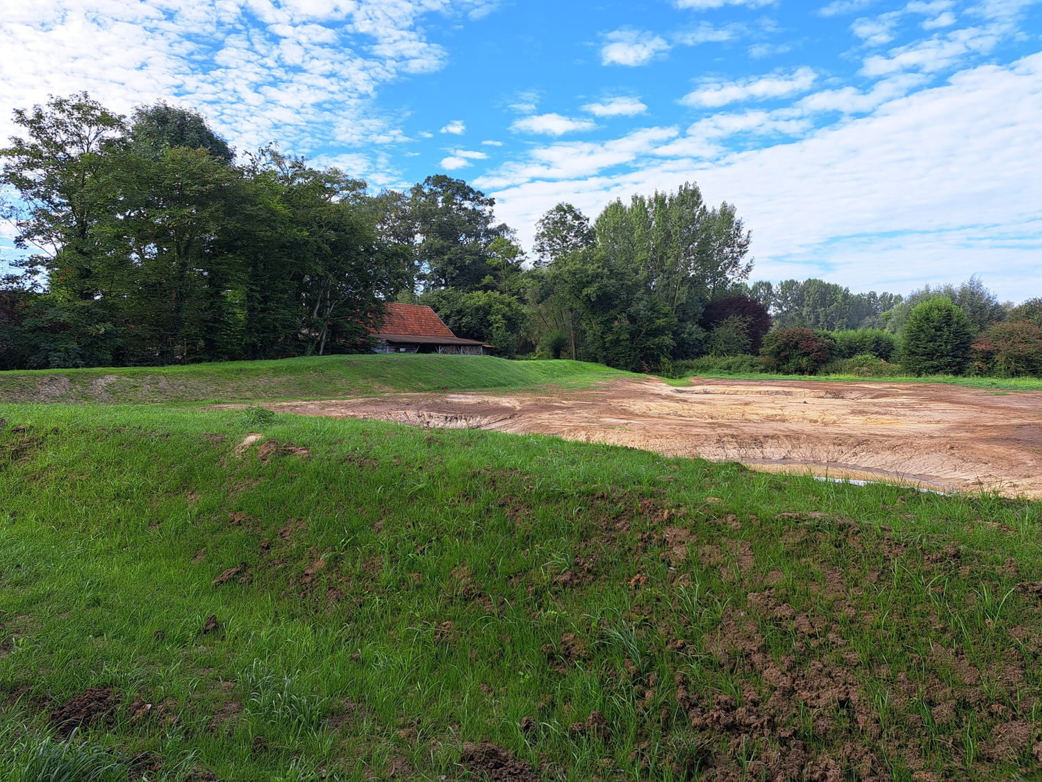 De aangelegde ringdijk beschermt de woning tegen het water en zorgt voor extra buffering
