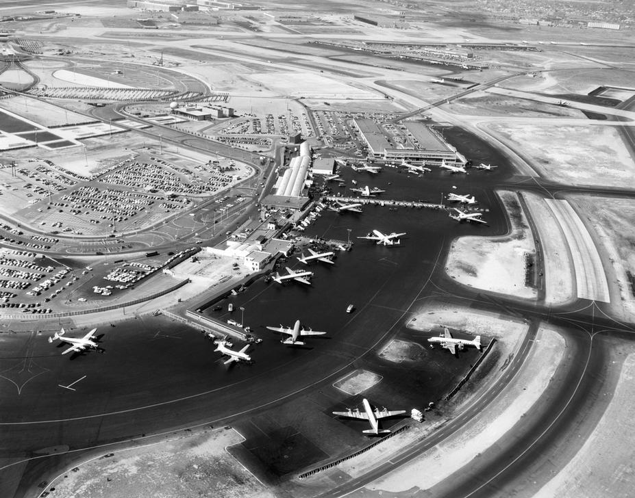 AKG2148663 1950s AERIAL OF IDLEWILD AIRPORT NOW JOHN F. KENNEDY AIRPORT NEW YORK TERMINAL BUILDING. © ClassicStock / akg-images / H. Armstrong Roberts