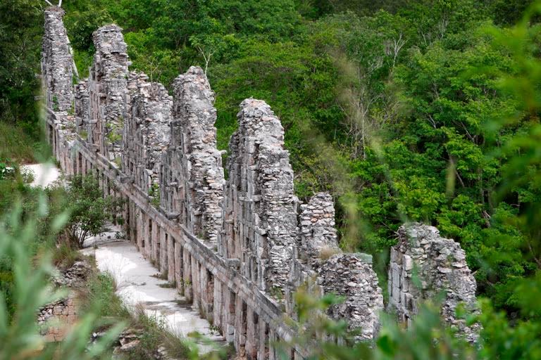 Palomar, pigeon house, dove-cots, topped with openwork stone crown, Puuc architecture. AKG1639178 © akg-images / Manuel Cohen