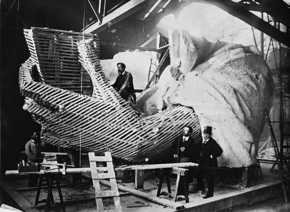 28th October: In 1886 the Statue of Liberty was officially unveiled and dedicated by US President Grover Cleveland. ​ (AKG638350 The making of the statue from copper sheets in Atélier Gaget, Paris. Frédéric Auguste Bartholdi is inspecting the wooden frame of the left hand. © akg-images)