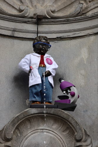 Manneken Pis in wetenschapsthema voor Dag van de Wetenschap 2024.