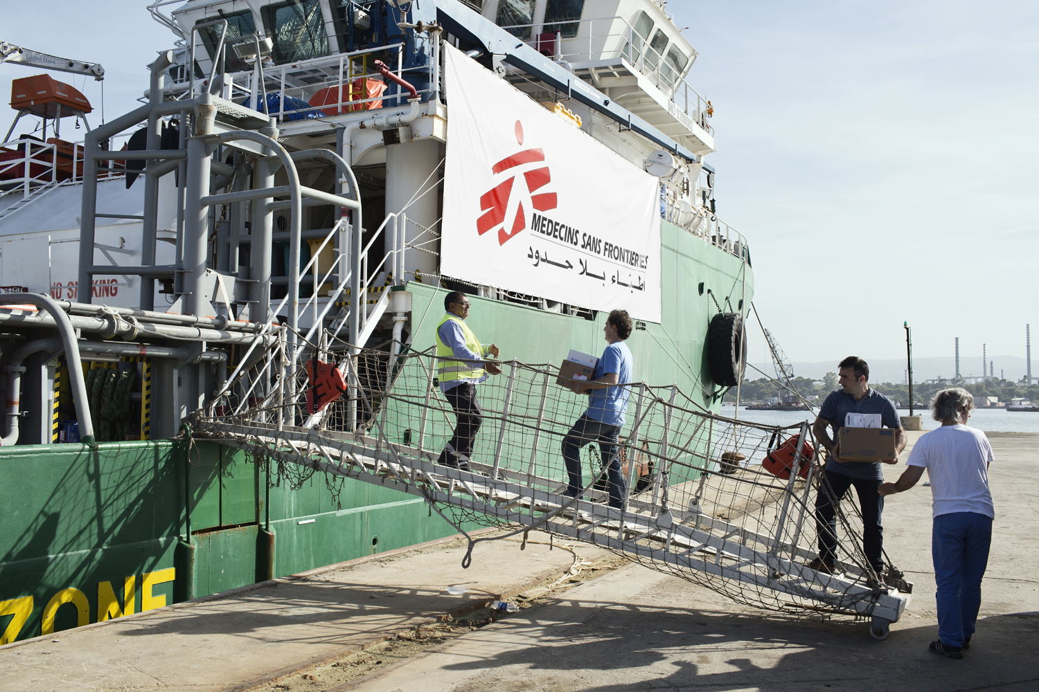 Bourbon Argos ligt klaar in de haven van Agusta op Sicilië voor zijn eerste zoek -en reddingsacties © Alessandro Penso