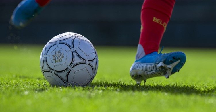 Red Flames dagen lagere schoolmeisjes uit op dansvloer met Love Football Dance