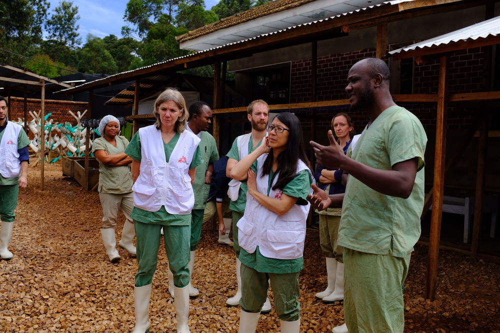 Joanne Liu visita un centro de tratamiento de Ébola en Butembo. Fotografía: Alexander Wade/MSF