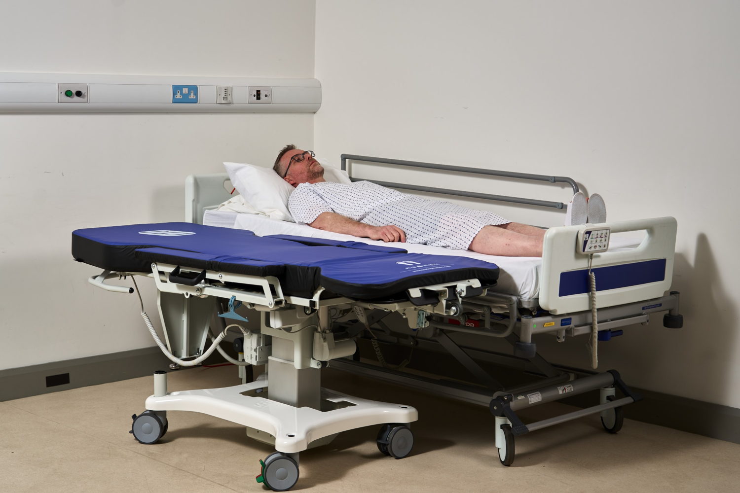 Sydney GoFlat™ in horizontale stand op gelijke hoogte met het bed - © Seating Matters