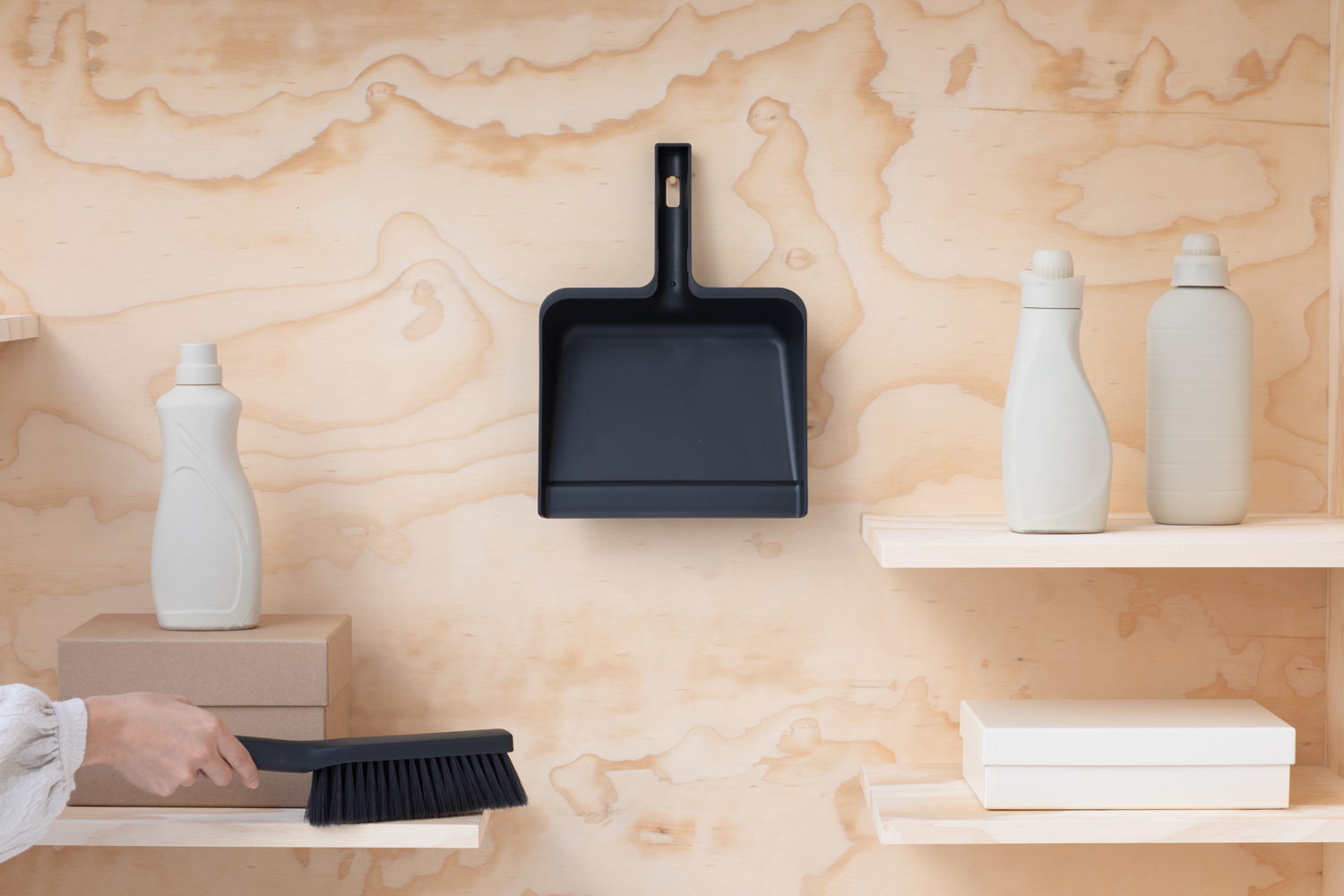 SinkSide Dustpan and Brush Set - Dark Grey - 8710755234163 Brabantia_6_NR-41241