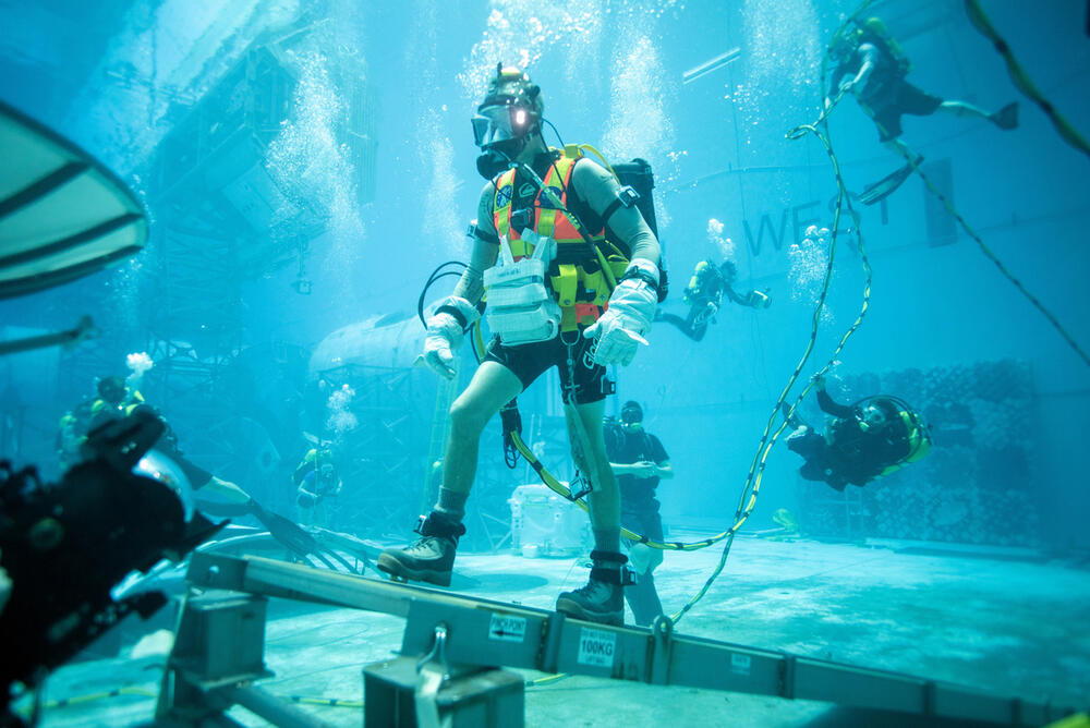 NASA astronauts train underwater in the Neutral Buoyancy Lab at the Johnson Space Center in Houston, Texas, September, 2019. These teams are in the early stages of evaluating how astronauts would live and work on the Moon. The astronauts are equipped with weighted vests and backpacks to simulate walking on the Moon, which has one-sixth the gravity of Earth. Astronauts Drew Feustel and Don Pettit are among those depicted in this image. AKG9036301 ©akg-images / Science Source NASA astronauts train underwater in the Neutral Buoyancy Lab at the Johnson Space Center in Houston, Texas, September, 2019. These teams are in the early stages of evaluating how astronauts would live and work on the Moon. The astronauts are equipped with weighted vests and backpacks to simulate walking on the Moon, which has one-sixth the gravity of Earth. Astronauts Drew Feustel and Don Pettit are among those depicted in this image. AKG9036301 ©akg-images / Science Source