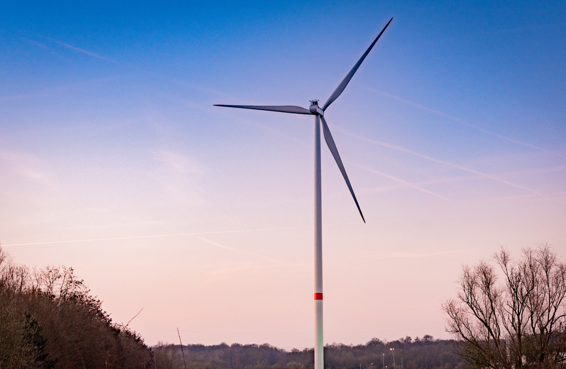 Journée mondiale du climat : Luminus et Hydro dressent le bilan de l’éolienne de Hydro après deux ans d’exploitation
