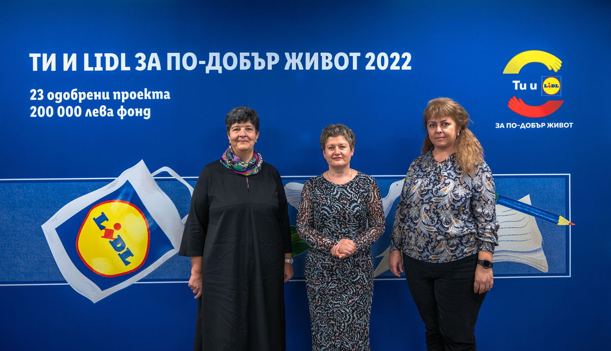 От ляво надясно: Илияна Николова, Милена Драгийска и Теодора Бакърджиева