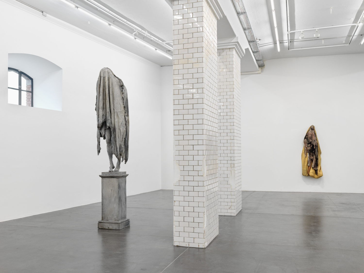 Installationsansicht, ‘Berlinde De Bruyckere. A simple prophecy’, Hauser & Wirth Zurich, Limmatstrasse, bis 13. Mai 2023 © Berlinde De Bruyckere. Courtesy die Künstlerin und Hauser & Wirth. Foto: Stefan Altenburger Photography Zürich