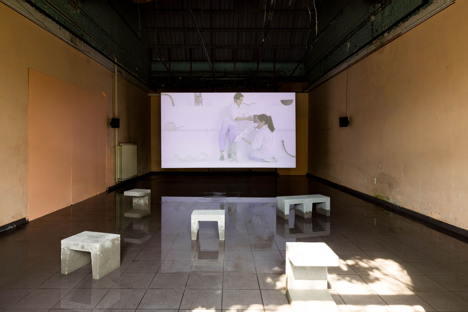 Maika Garnica, Subtle Matter Fluid Hands, 2022, single-channel video installation. Courtesy of the artist, Horst Arts _ Music and KANAL - Centre Pompidou. Photo credit Eline Willaert(1)