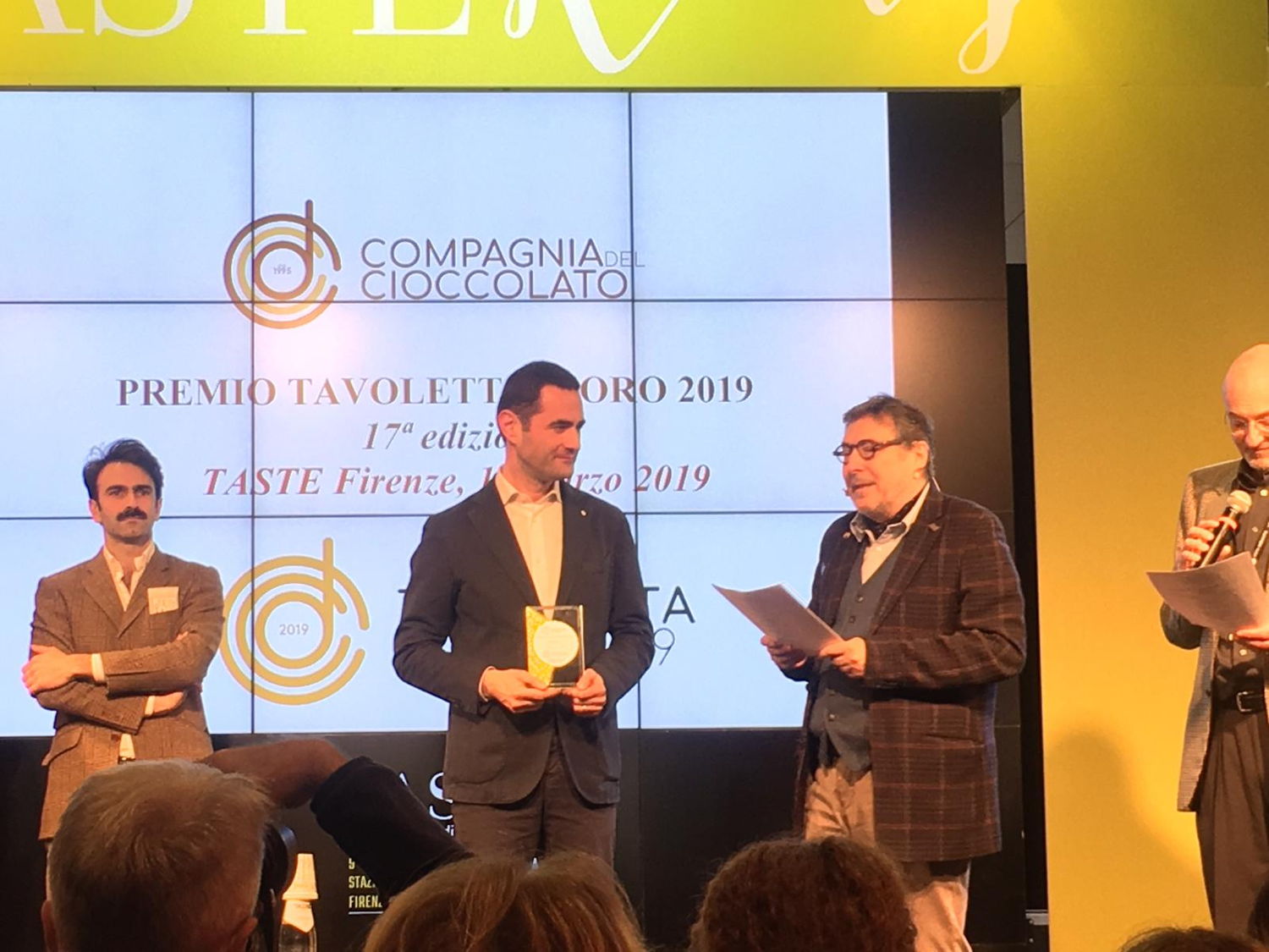 Andrea Macchione (al centro), Amministratore Delegato Domori,  ritira il premio "Tavoletta d'Oro 2019"