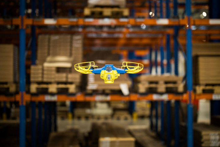 Belgische primeur voor IKEA wereldwijd: Zelfsturende drones staan overdag IKEA medewerkers bij in distributiecentrum Winterslag 