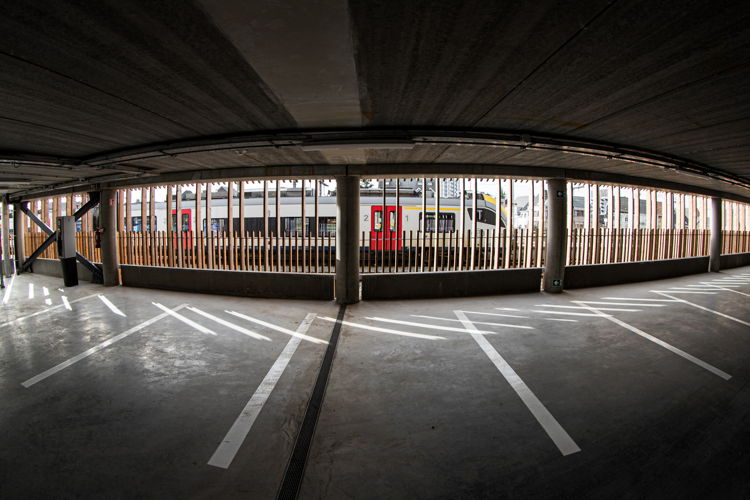 De parking telt 900 plaatsen, verspreid over 6 verdiepingen ©NMBS