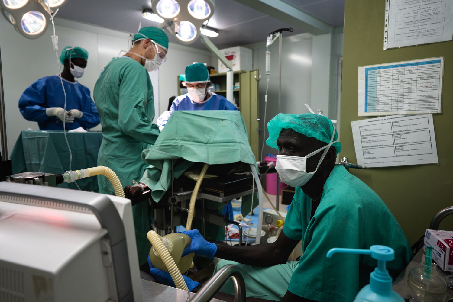 MSF staff perform a laparotomy on ten year old Nyaduoth. Nyaduoth suffered several stab wounds and was transferred from Lankien to the MSF hospital in Bentiu Protection of Civilians (PoC) site to undergo surgery. 10 March 2020, credit Gabriele François Casini/MSF