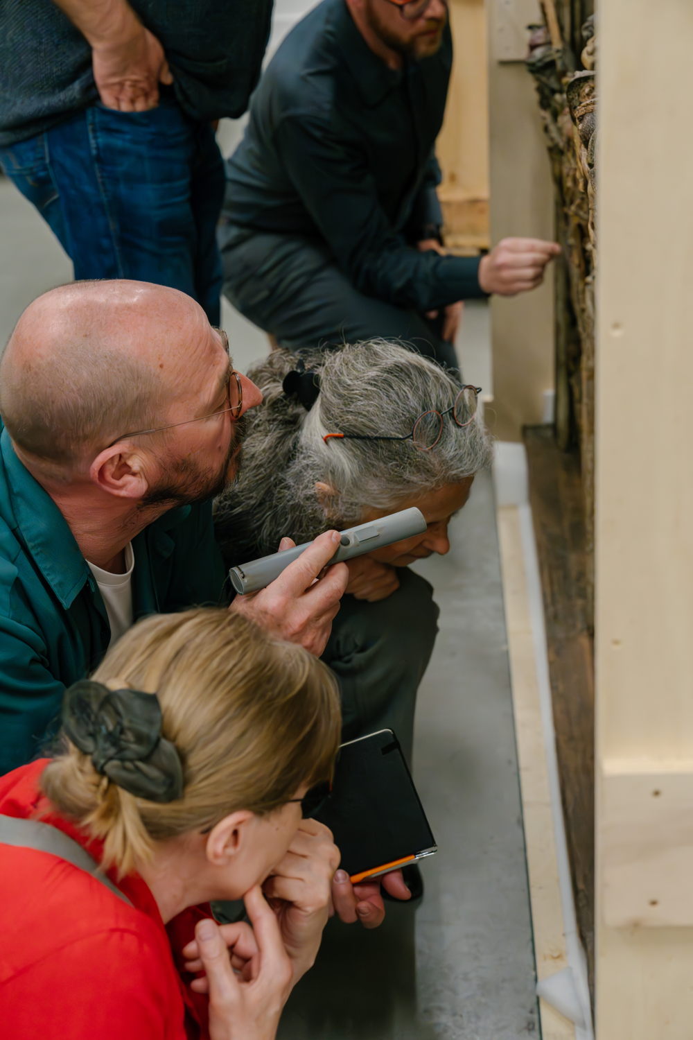 Een tgeam van internationale experten bestudeert het retabel (foto: © Elias Derboven voor M Leuven)