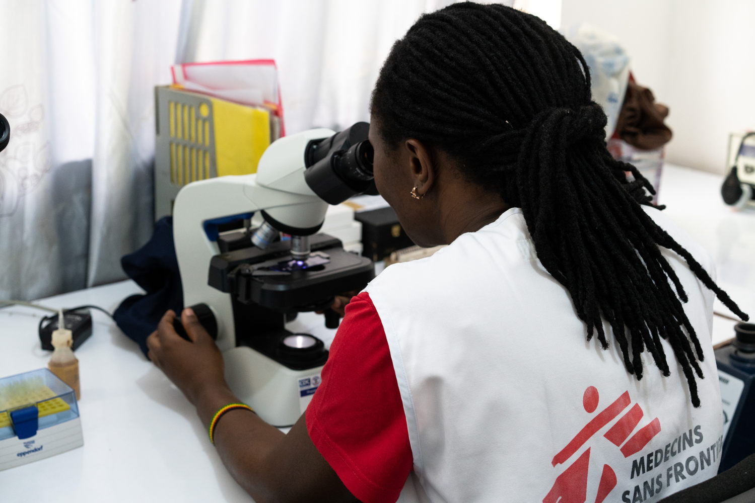 MSF lab manager Mercy Oluya performs a kala azar diagnostic test in the MSF laboratory in Abdurafi, Ethiopia. 25/05/2018, Gabriele François Casini/MSF