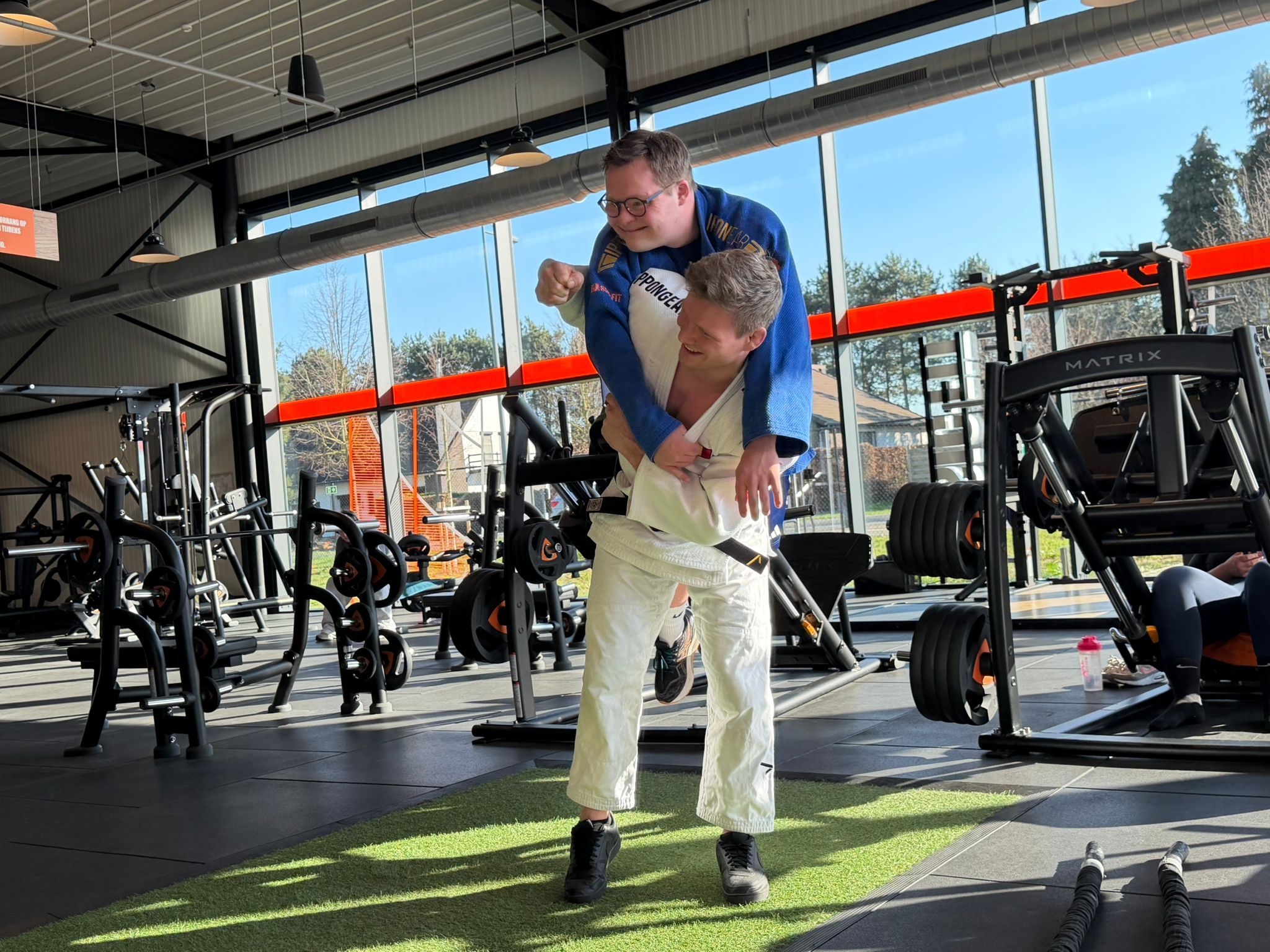 ‘Down The Road’-ster Noa Bosmans krijgt verrassing van zijn leven en ontmoet judokampioen Matthias Casse tijdens fitnesstraining