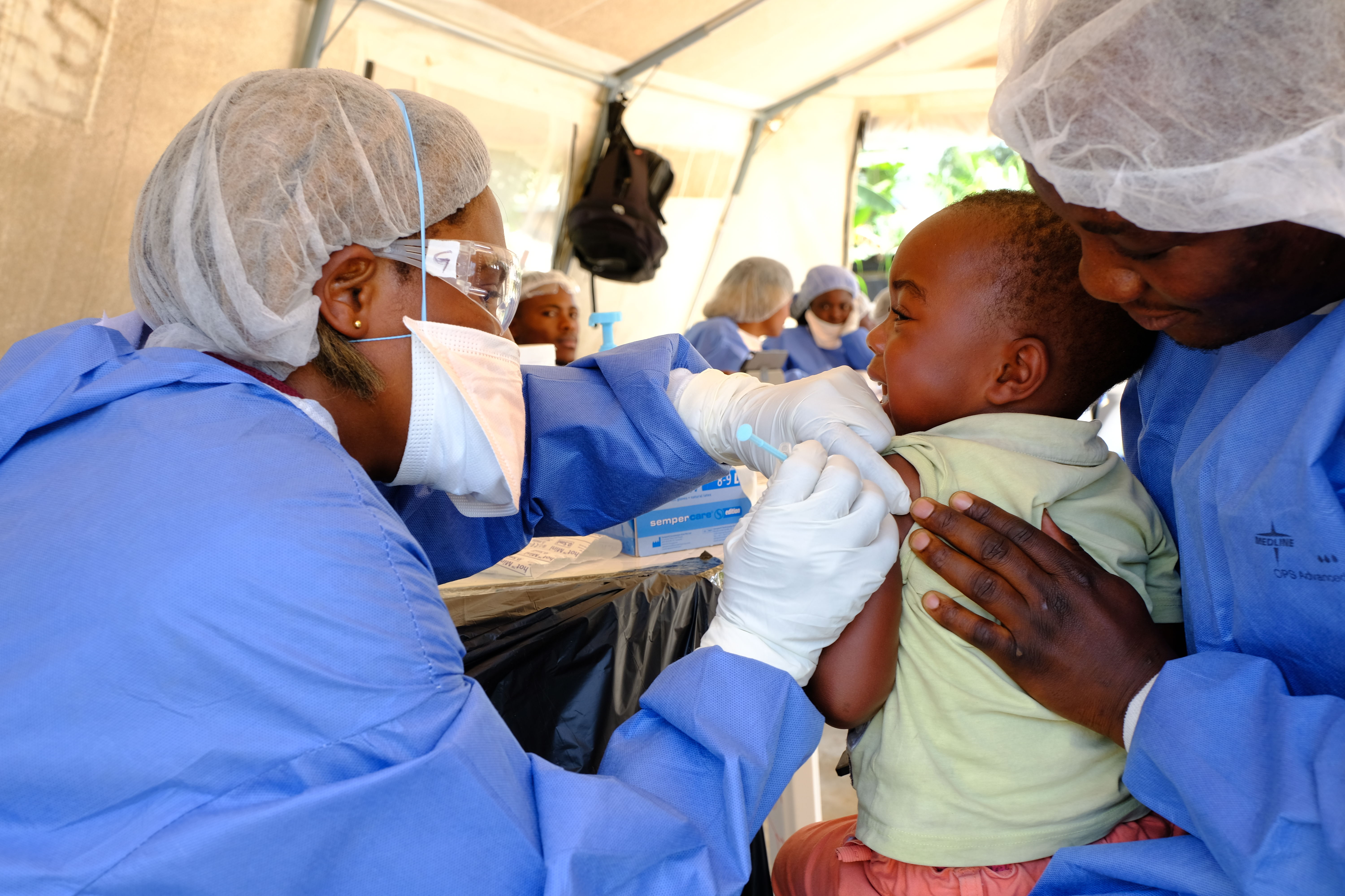 Justin (nombre ficticio), de dos años y medio, recibe la vacuna contra el ébola en un punto de vacunación en la comunidad de Kimbangu, en la ciudad de Beni (RDC). © Samuel Sieber/MSF