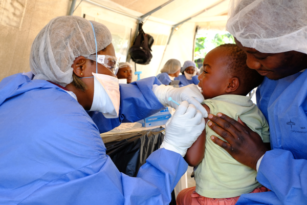 La vacunación reduce a la mitad la mortalidad entre las personas infectadas por el virus del Ébola