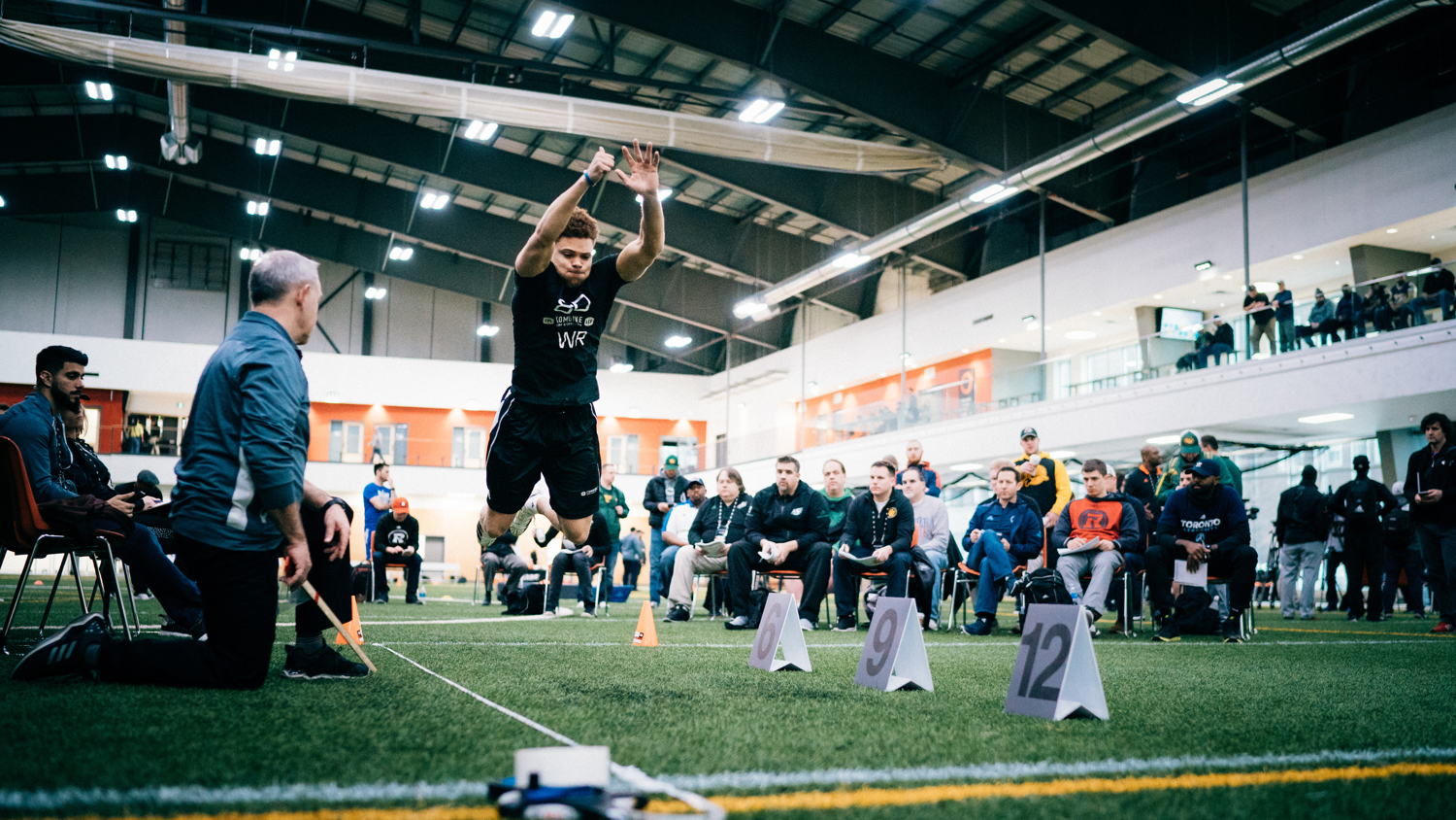 Mark Chapman participe au test du saut horizontal lors du camp d’évaluation 2018 de la LCF, présenté par adidas. Photo : Johany Jutras/LCF.ca