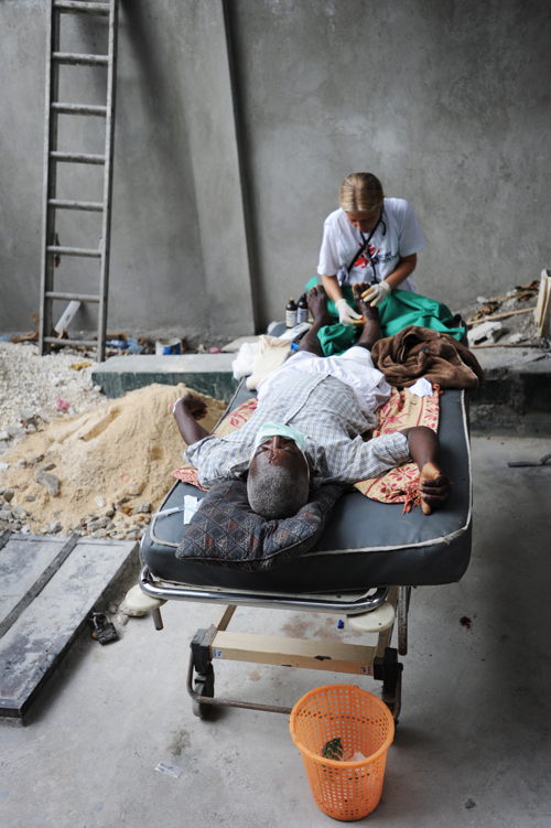 Makeshift surgery area outside the building of the Carrefour hospital, 17 Jan 2010. Copyright: Julie Remy