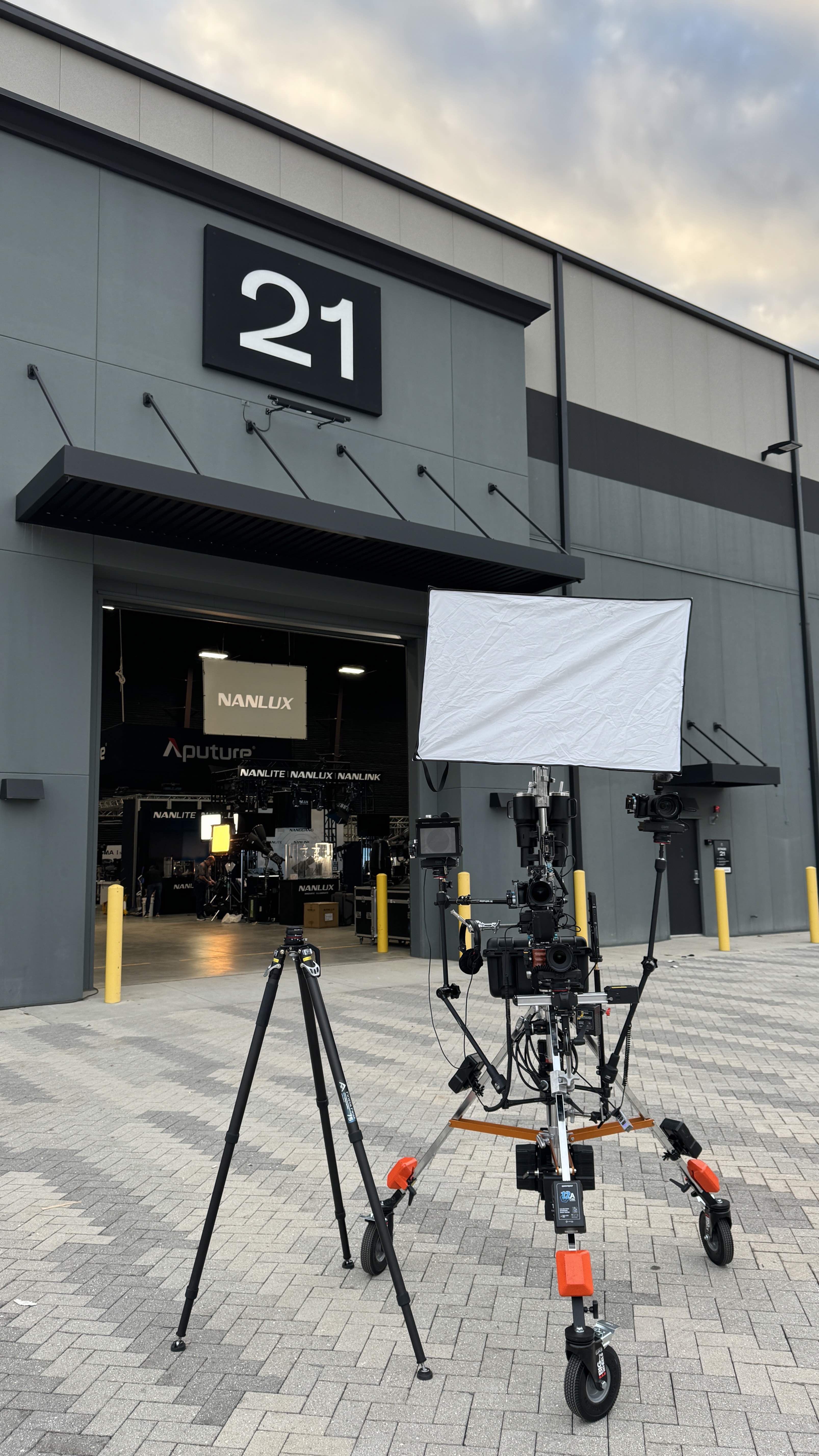 Walter van Dusen Documents the Trade Show Floor with ‘Rolling Interview ...