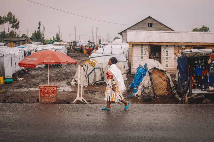 Francine, 24 ans, originaire de Kiwanja dans le territoire de Rutshuru, marche dans le site de personnes déplacées à Kanyaruchinya où elle vit, au nord de la ville de Goma, Nord-Kivu, République démocratique du Congo, 2 janvier 2024. Copyright Philémon Barbier Francine, 24 ans, originaire de Kiwanja dans le territoire de Rutshuru, marche dans le site de personnes déplacées à Kanyaruchinya où elle vit, au nord de la ville de Goma, Nord-Kivu, République démocratique du Congo, 2 janvier 2024. Copyright Philémon Barbier