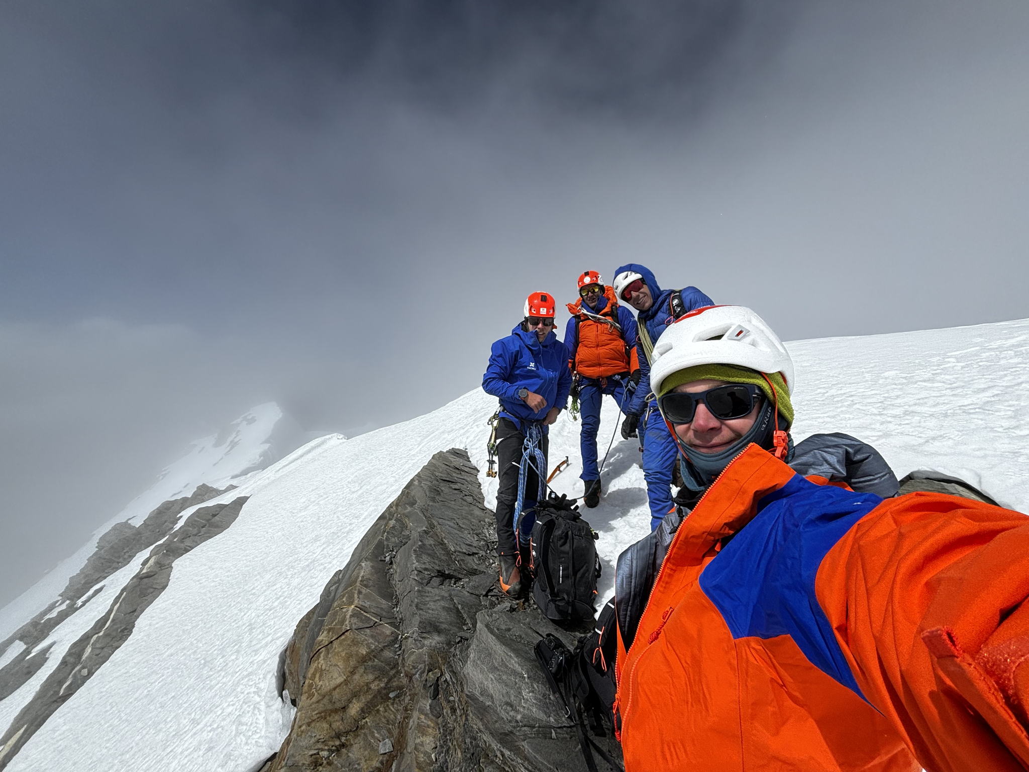 Die vier Alpinisten auf dem Gipfel des Bhagirathi III, Himalaya, Indien. ©Hugo Beguin Die vier Alpinisten auf dem Gipfel des Bhagirathi III, Himalaya, Indien. ©Hugo Beguin
