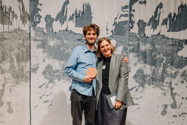 Jonas Van Put met de winnaar van vorig jaar, Nathalie Van Der Massen