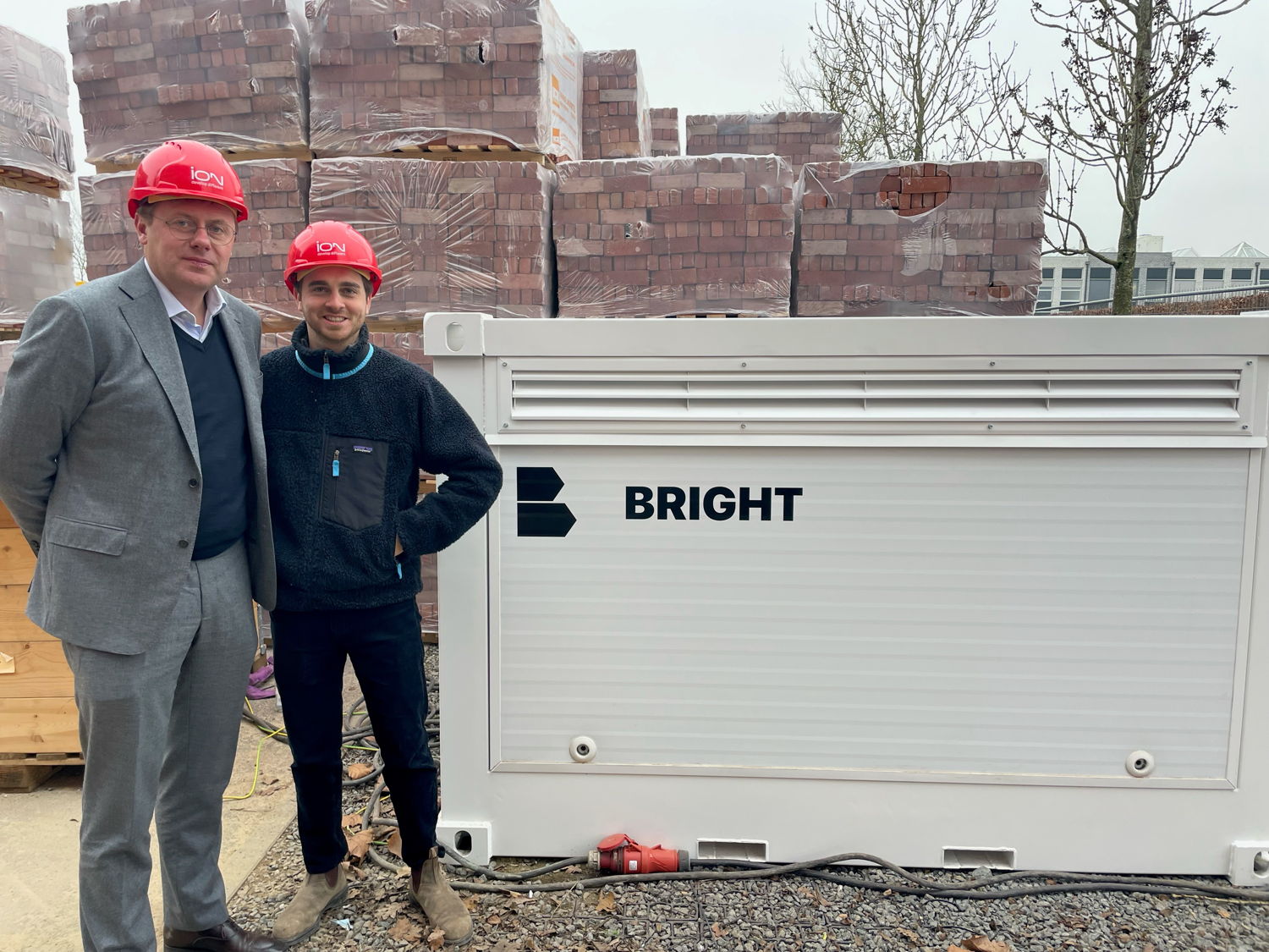 Sam Van Acker (Bright Energy) en Kristof Vanfleteren (ION) bij een werfbatterij.