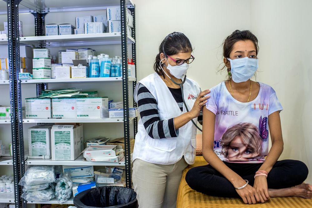 Joan, doctora de MSF pasa consulta a Nischaya, paciente con TB-XDR, en la clínica de MSF en Mumbai. © Atul Loke/Panos Pictures