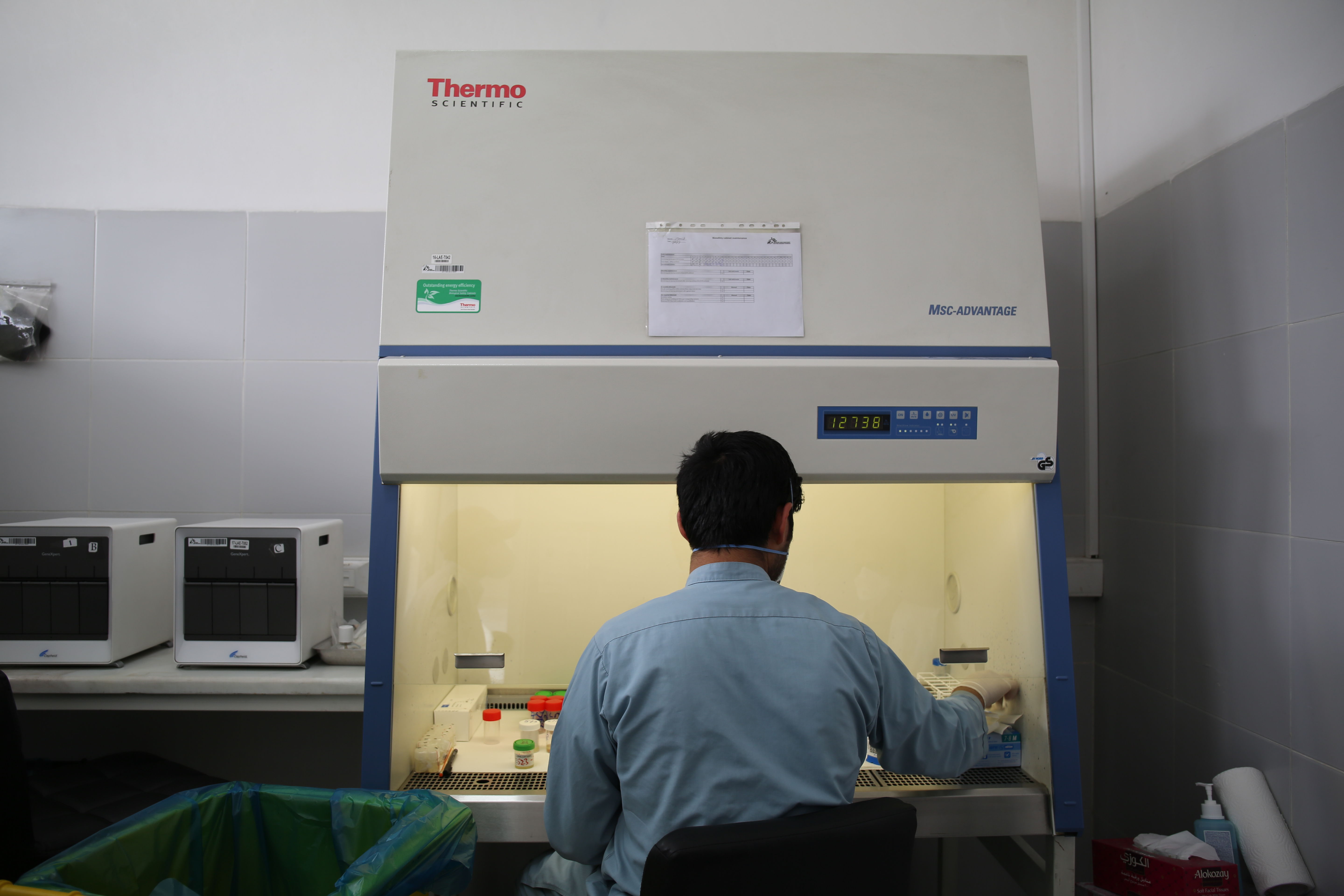 Un técnico de MSF analiza muestras en el laboratorio del hospital especializado en tuberculosis resistente a los medicamentos (TB-DR) que la organización médica tiene en Kandahar, Afganistán. Foto: Lynzy Billing/MSF