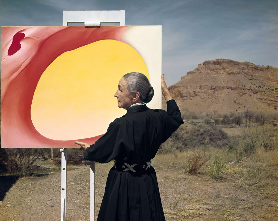 Georgia O’Keeffe holding a Painting, 1960. AKG5543747 © akg-images / Tony Vaccaro Georgia O’Keeffe holding a Painting, 1960. AKG5543747 © akg-images / Tony Vaccaro