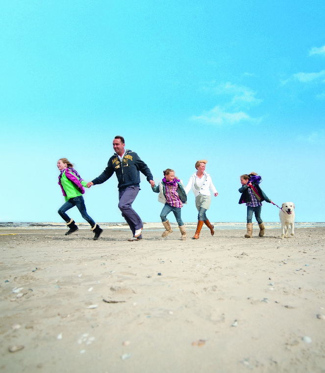 Familie mit Hund am Strand