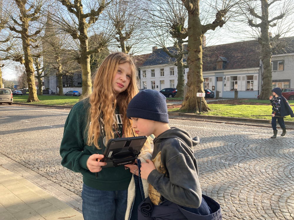 Lena en Wolf met Erfgoedapp 