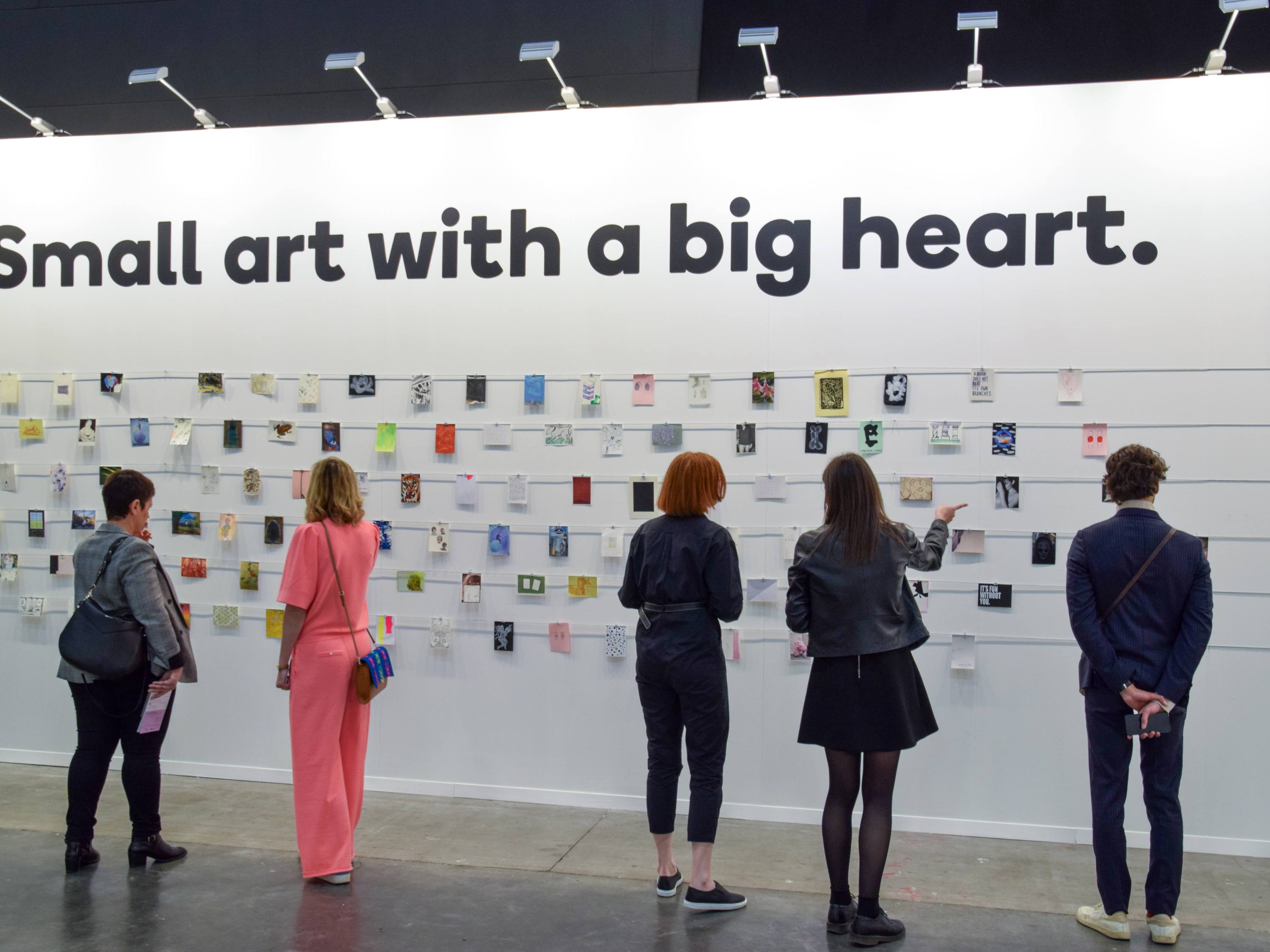Kunstliefhebbers steunen massaal kinderen met kanker tijdens Art Brussels: meer dan 200 kunstwerkjes verkocht! 