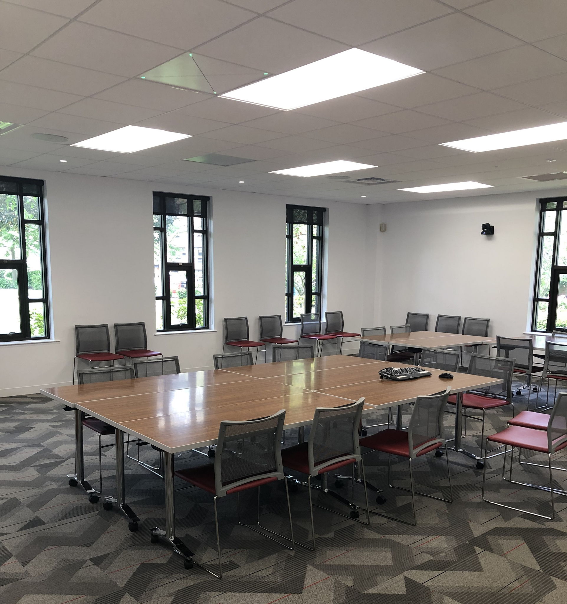In St. John’s University’s Inclusivity Resource Center, a Sennheiser TeamConnect Ceiling provides intelligible audio for a wide range of communication needs.
(Image courtesy of St. John’s University)